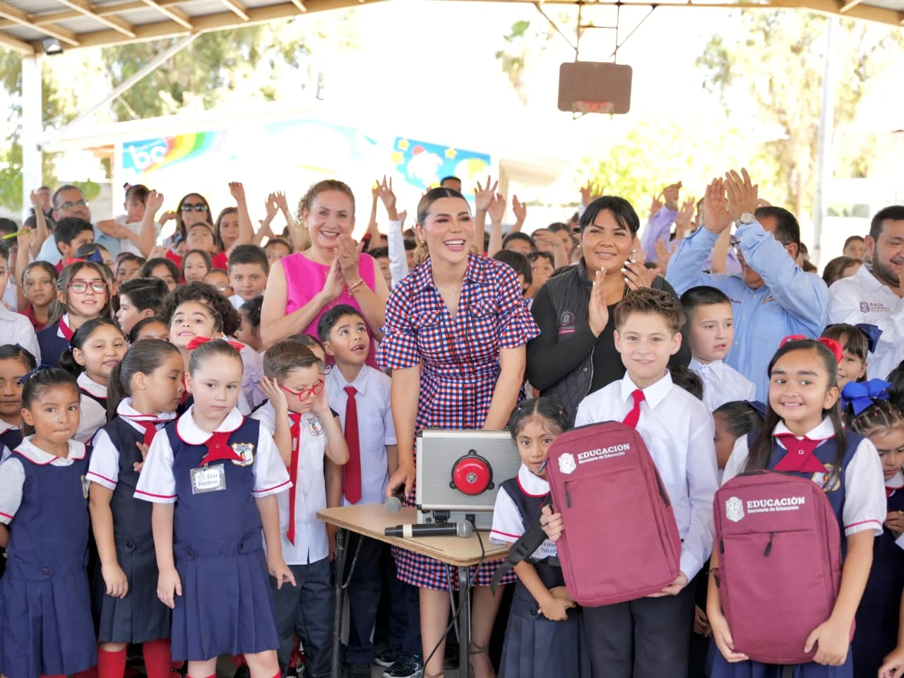 Arranca ciclo escolar 2026-2027 en Baja California con apoyos y desayunos calientes para 730 mil estudiantes