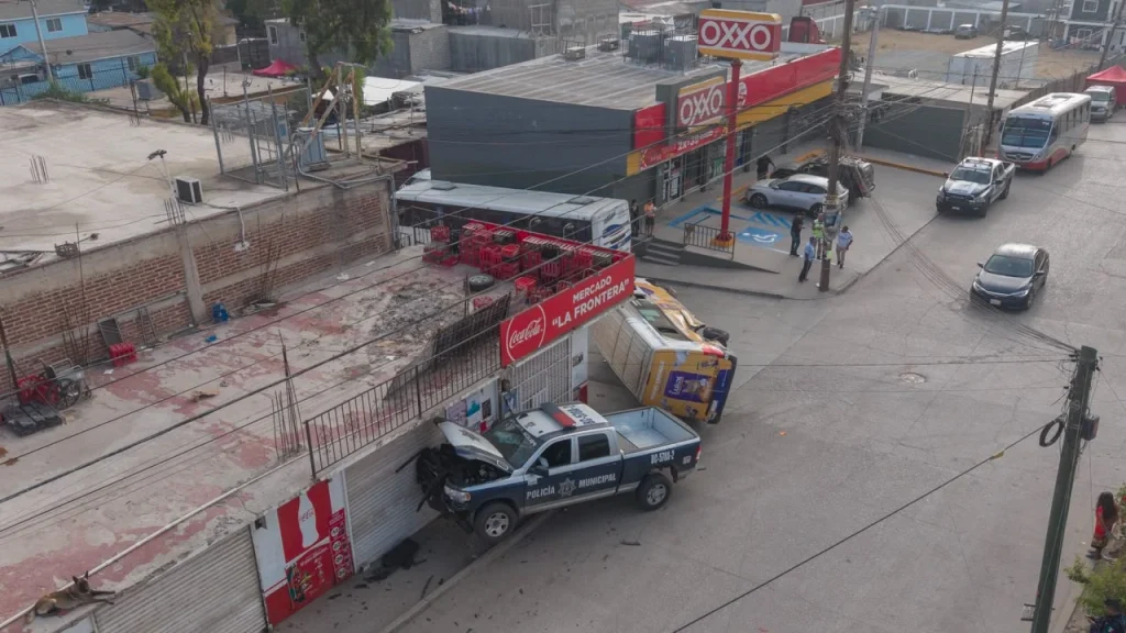 Choque entre patrulla y camión de pasajeros deja a un policía herido en Nido de las Águilas