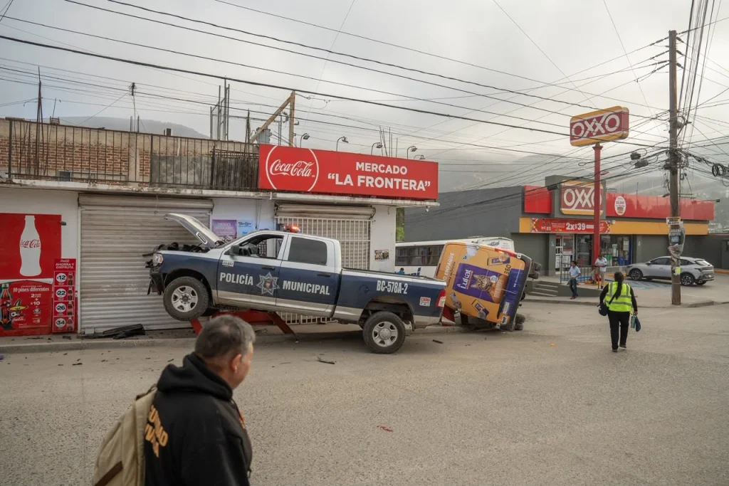 Choque entre patrulla y camión de pasajeros deja a un policía herido en Nido de las Águilas
