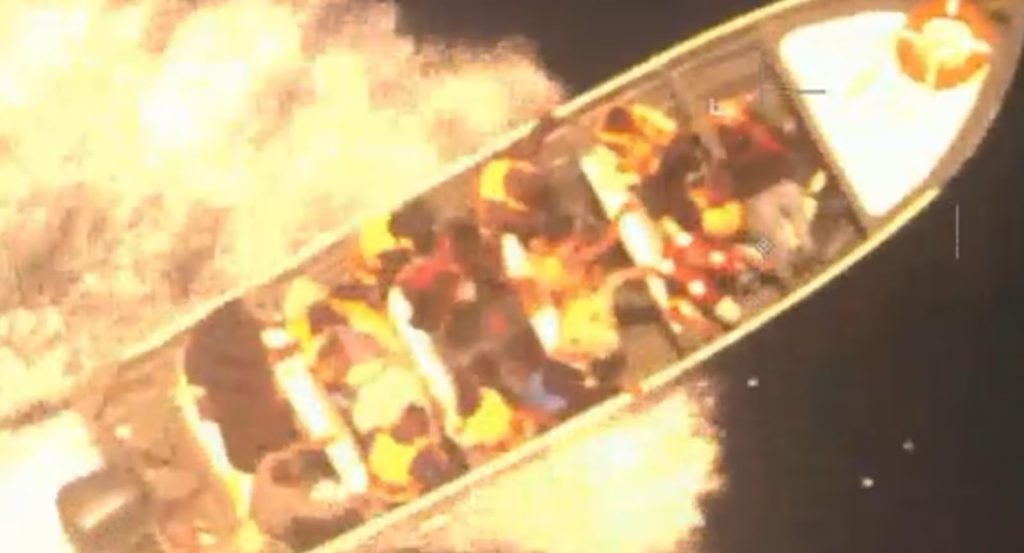Interceptan embarcación con 21 personas cerca de la isla de San Clemente; reportan un fallecido