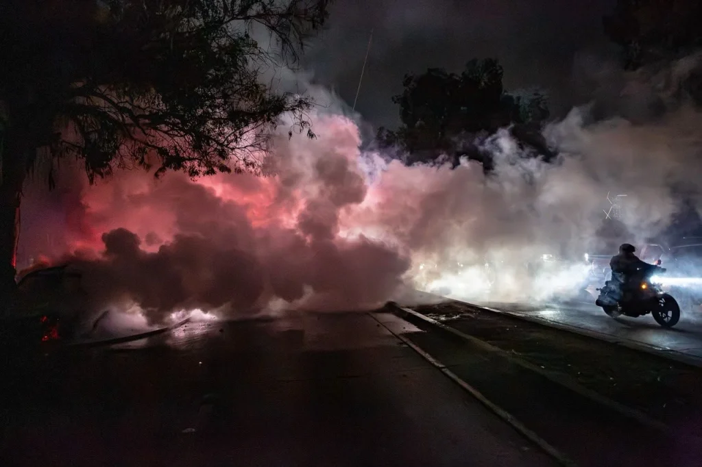 Se incendia camioneta cerca de la Ready Lane en Tijuana; fue hallada abandonada