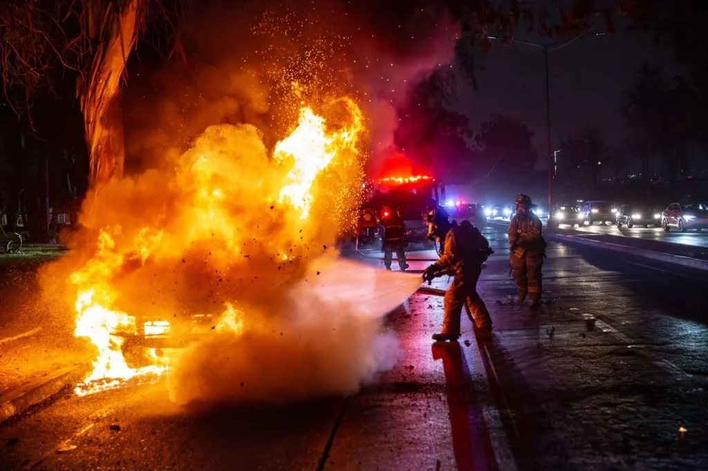 Se incendia camioneta cerca de la Ready Lane en Tijuana; fue hallada abandonada