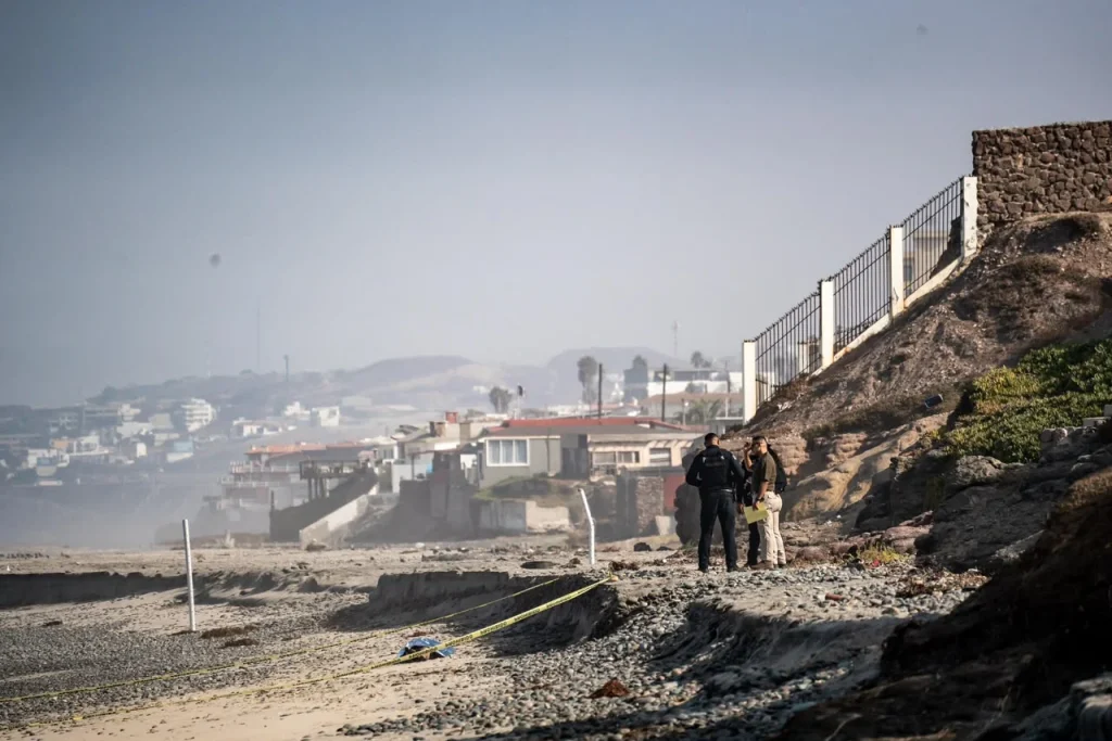 Hallan cuerpo en playa de Rosarito; podría ser el de joven desaparecido en la termoeléctrica