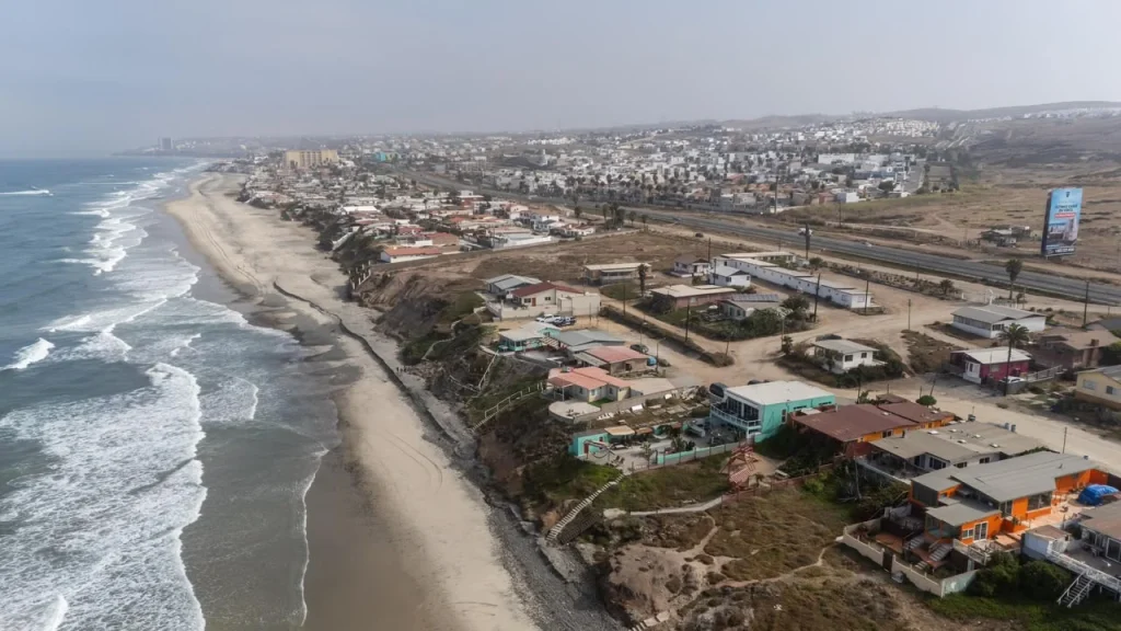 Hallan cuerpo en playa de Rosarito; podría ser el de joven desaparecido en la termoeléctrica