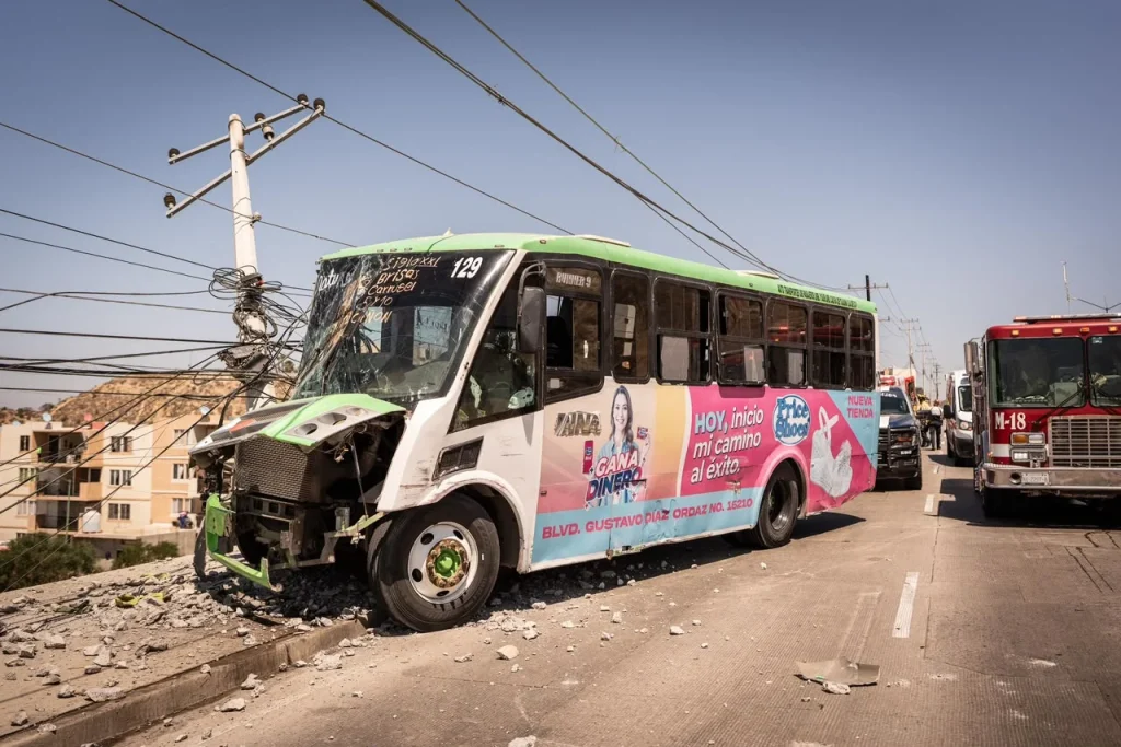Un choque de transporte público en Natura deja dos lesionados y un sector sin luz en Tijuana