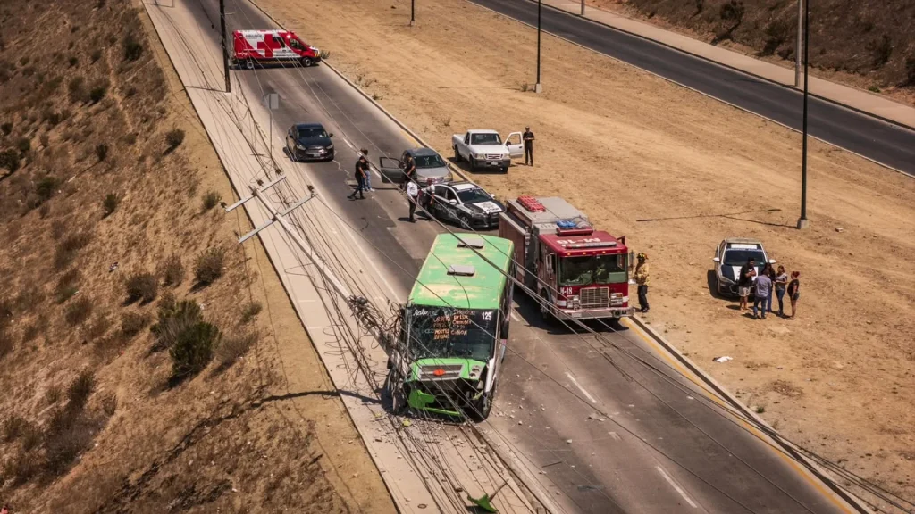 Un choque de transporte público en Natura deja dos lesionados y un sector sin luz en Tijuana