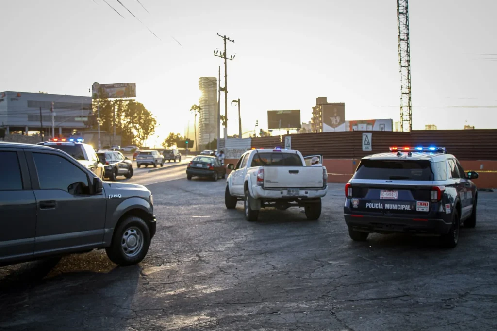 Hallan restos humanos dentro de vehículo sobre el bulevar Agua Caliente en Tijuana