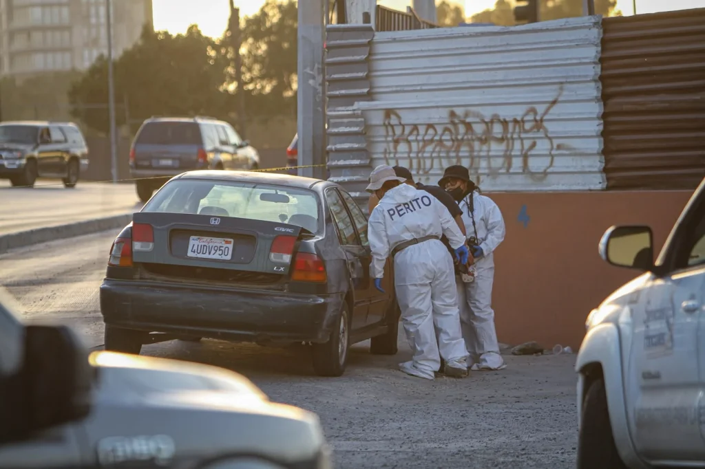 Hallan restos humanos dentro de vehículo sobre el bulevar Agua Caliente en Tijuana