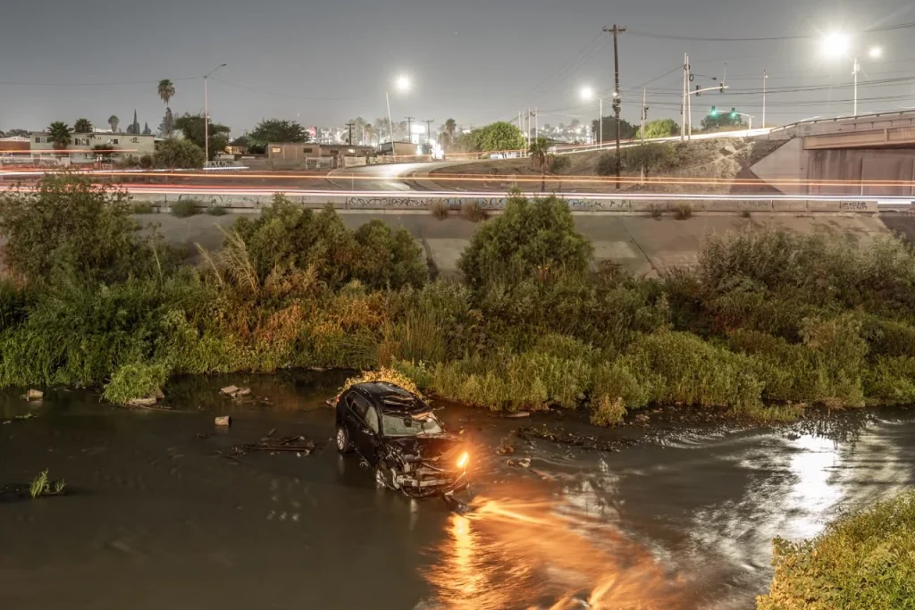 Conductora cae a la canalización del Río Tijuana tras choque en Vía Rápida Oriente