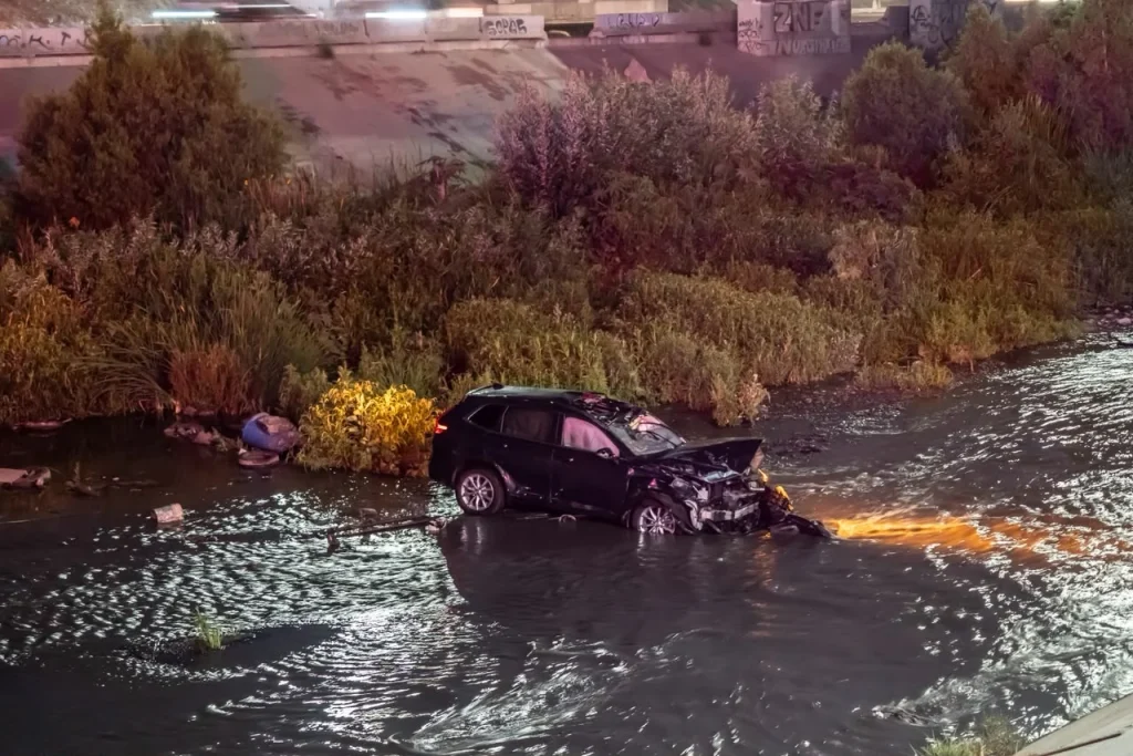 Conductora cae a la canalización del Río Tijuana tras choque en Vía Rápida Oriente