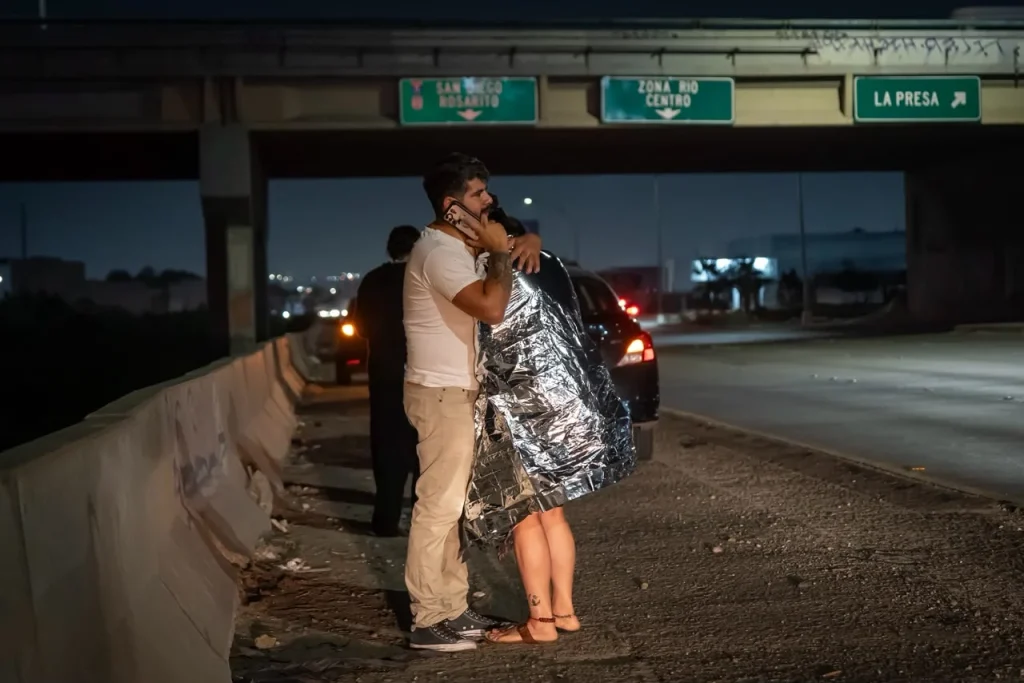 Conductora cae a la canalización del Río Tijuana tras choque en Vía Rápida Oriente