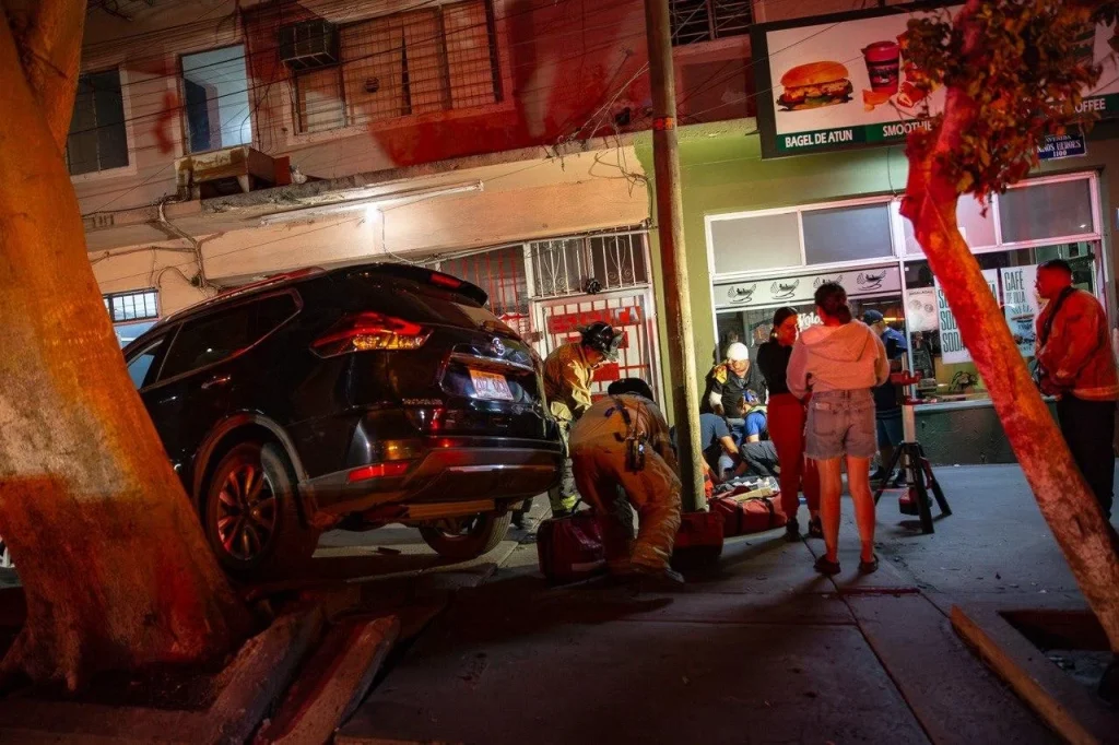 Vehículo con placas de Oregón arrolla a tres personas y se estrella contra estética 