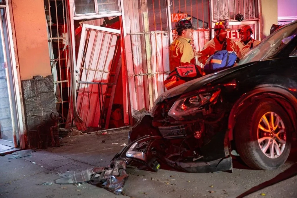 Vehículo con placas de Oregón arrolla a tres personas y se estrella contra estética 
