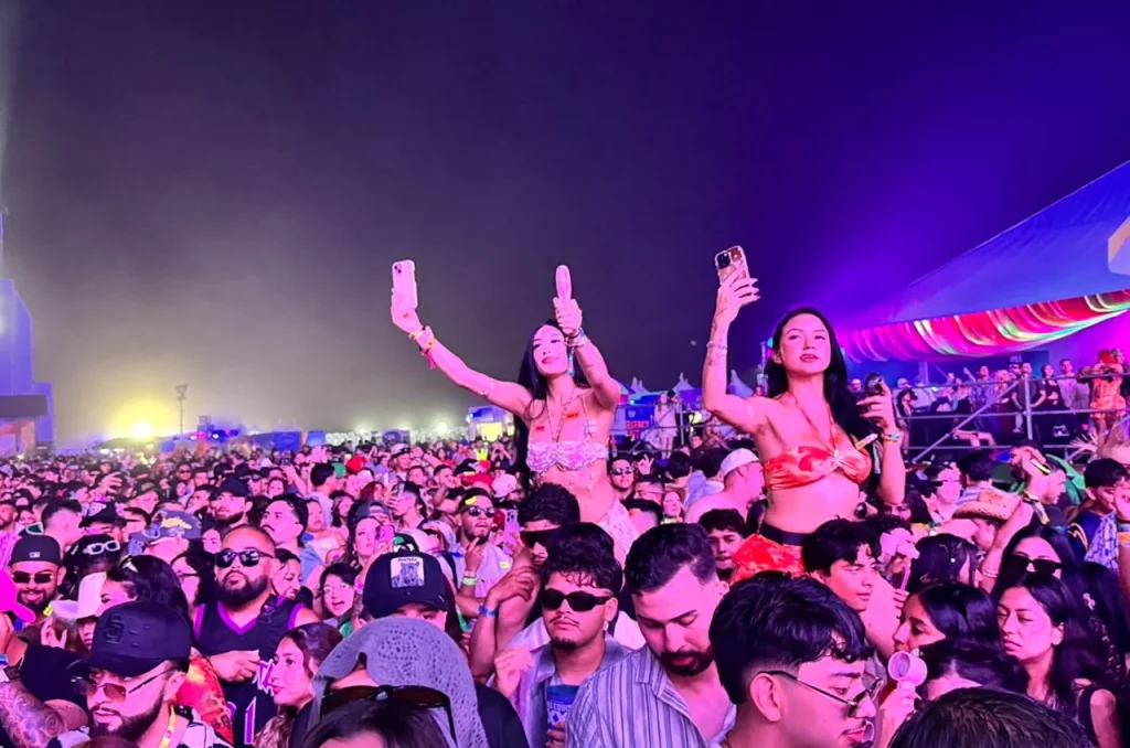 Miles de turistas abarrotan Rosarito en la segunda jornada del Baja Beach Fest