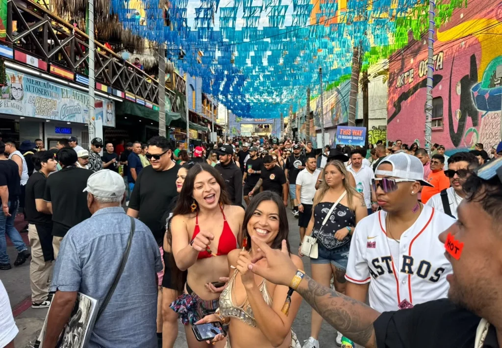 Miles de turistas abarrotan Rosarito en la segunda jornada del Baja Beach Fest