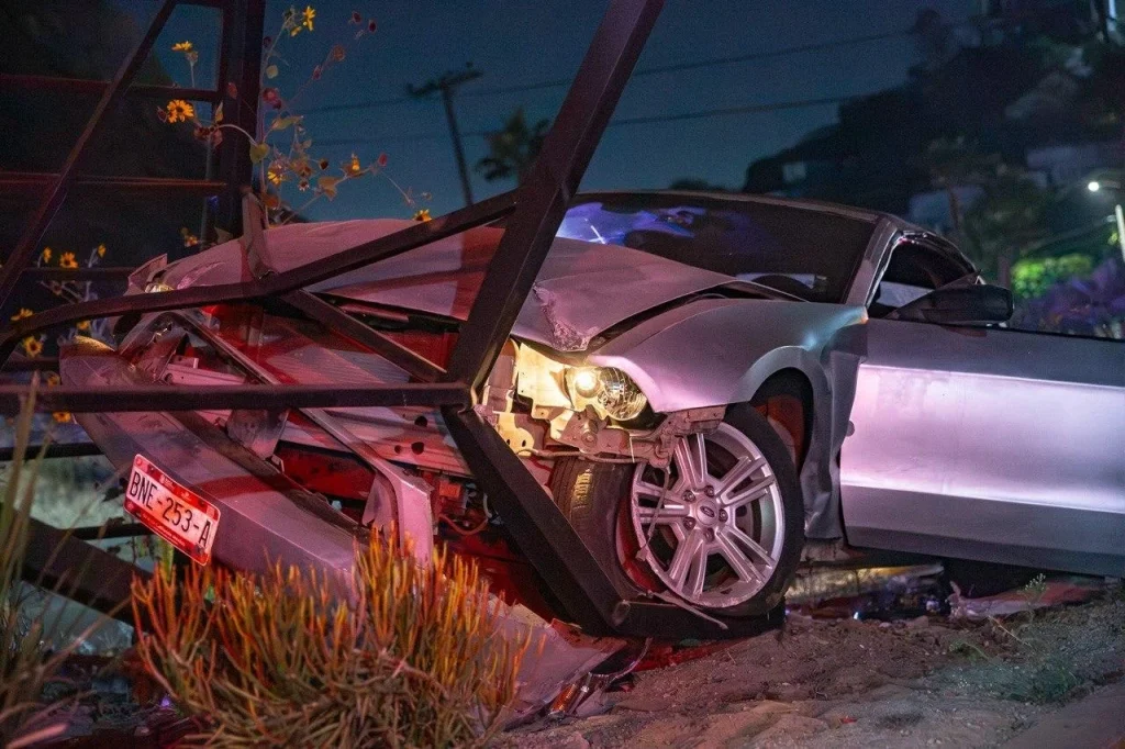 Mustang choca con camellón y gasolinera en Bulevar Fundadores; conductor se da a la fuga