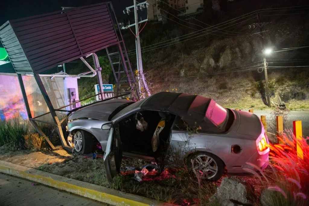 Mustang choca con camellón y gasolinera en Bulevar Fundadores; conductor se da a la fuga