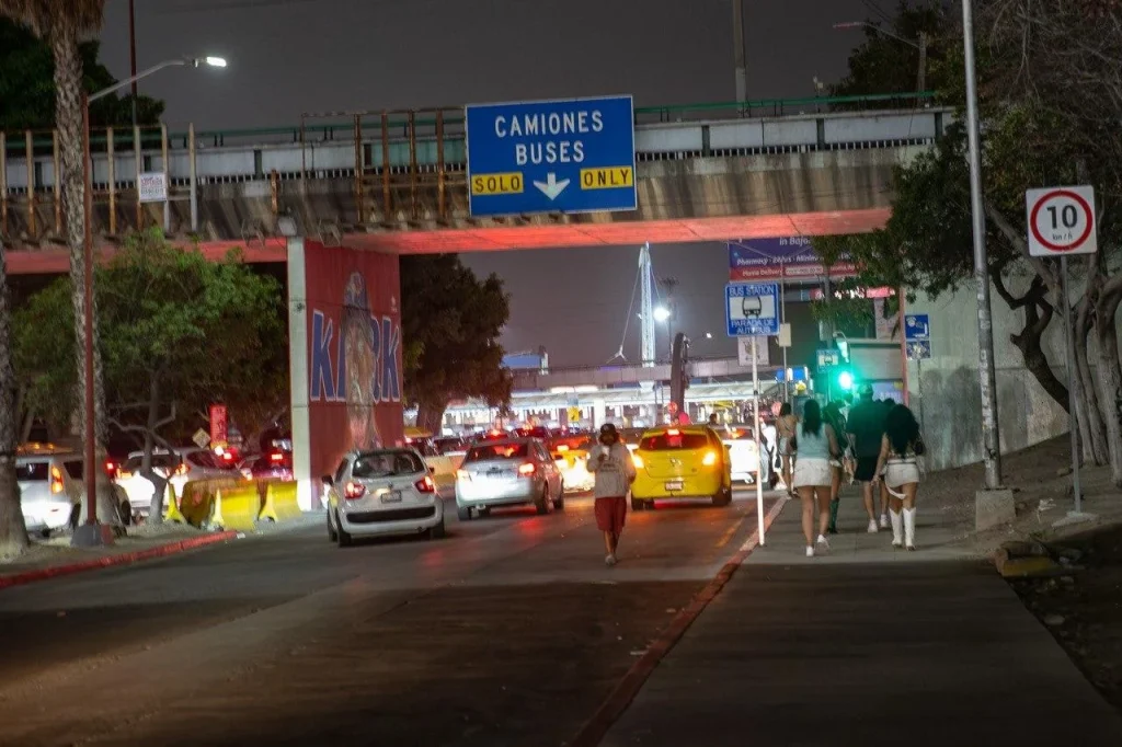 Miles regresan a EE. UU. tras el Baja Beach Fest y abarrotan la Garita de San Ysidro