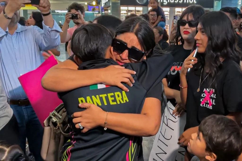 Leyendas Obeliz regresan a Tijuana entre abrazos y lágrimas tras sismo en Colombia