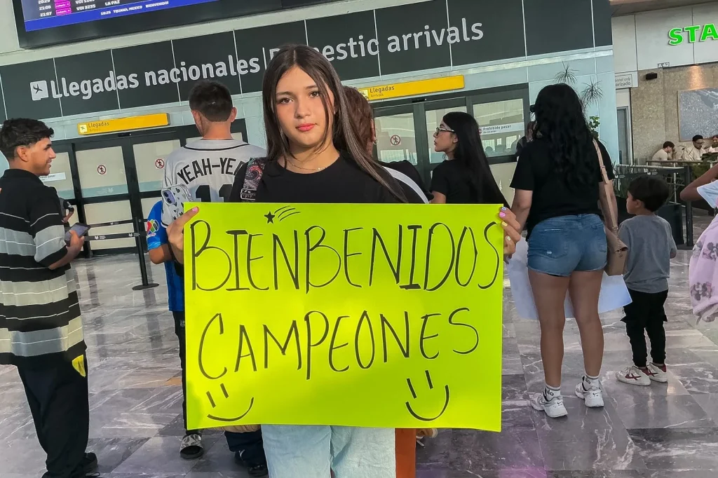 Leyendas Obeliz regresan a Tijuana entre abrazos y lágrimas tras sismo en Colombia