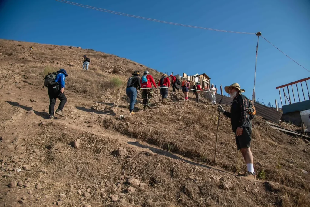 Personas ciegas conquistan el Cerro Colorado con senderismo inclusivo en Tijuana