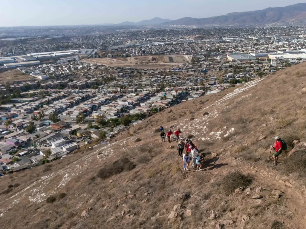 Personas ciegas conquistan el Cerro Colorado con senderismo inclusivo en Tijuana