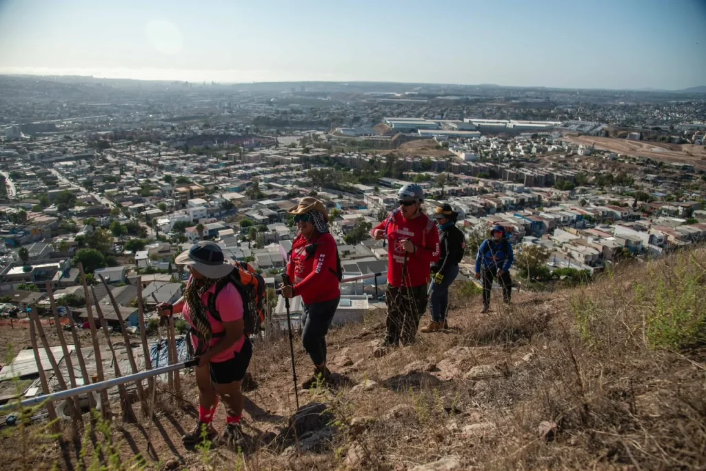 Personas ciegas conquistan el Cerro Colorado con senderismo inclusivo en Tijuana