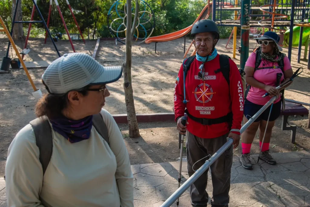 Personas ciegas conquistan el Cerro Colorado con senderismo inclusivo en Tijuana
