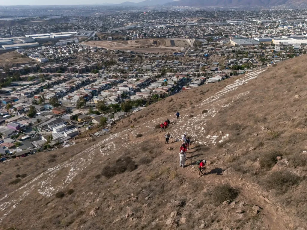 Personas ciegas conquistan el Cerro Colorado con senderismo inclusivo en Tijuana