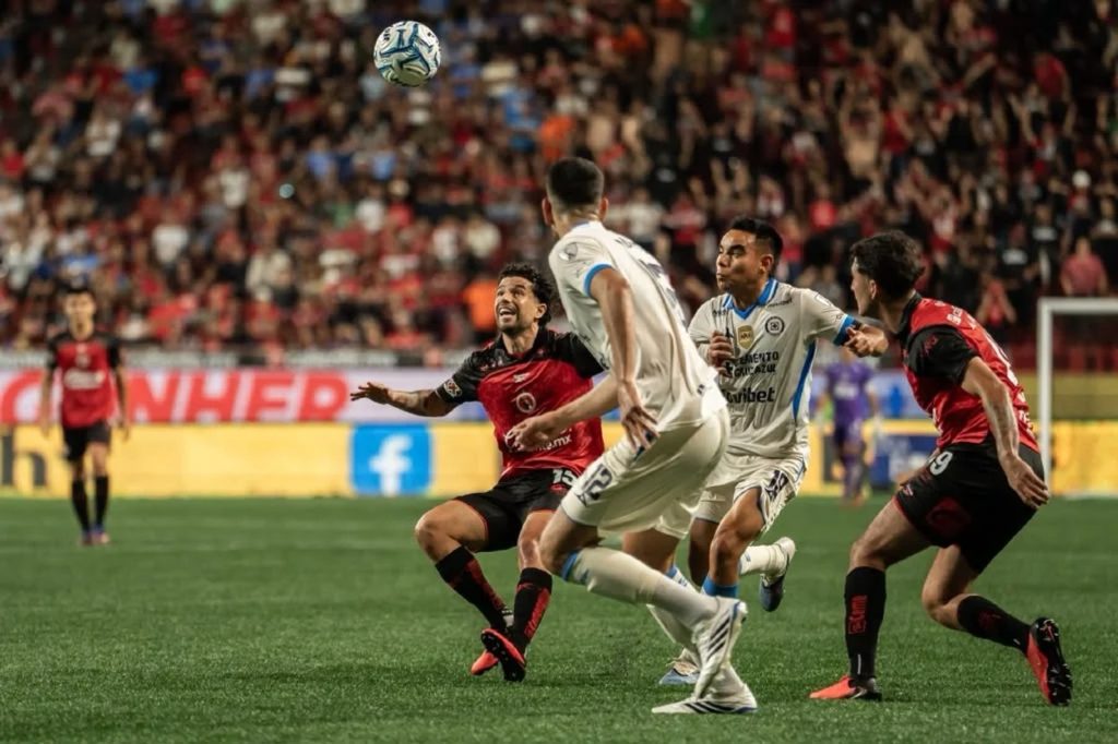 Xolos ruge en el Mictlán: vence 2-1 a Cruz Azul con actuación estelar de Gilberto Mora