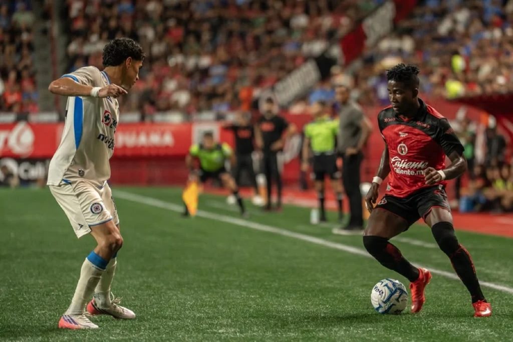 Xolos ruge en el Mictlán: vence 2-1 a Cruz Azul con actuación estelar de Gilberto Mora