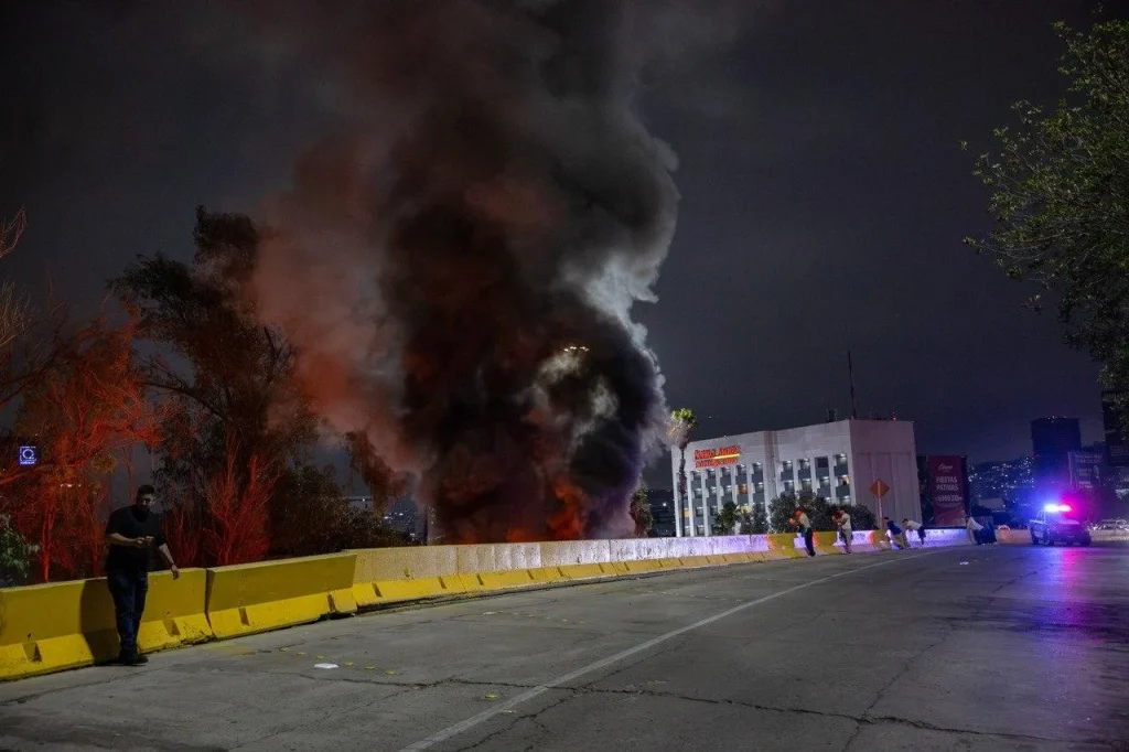 Auto se incendia en la Ready Lane de Tijuana y paraliza la línea a San Ysidro