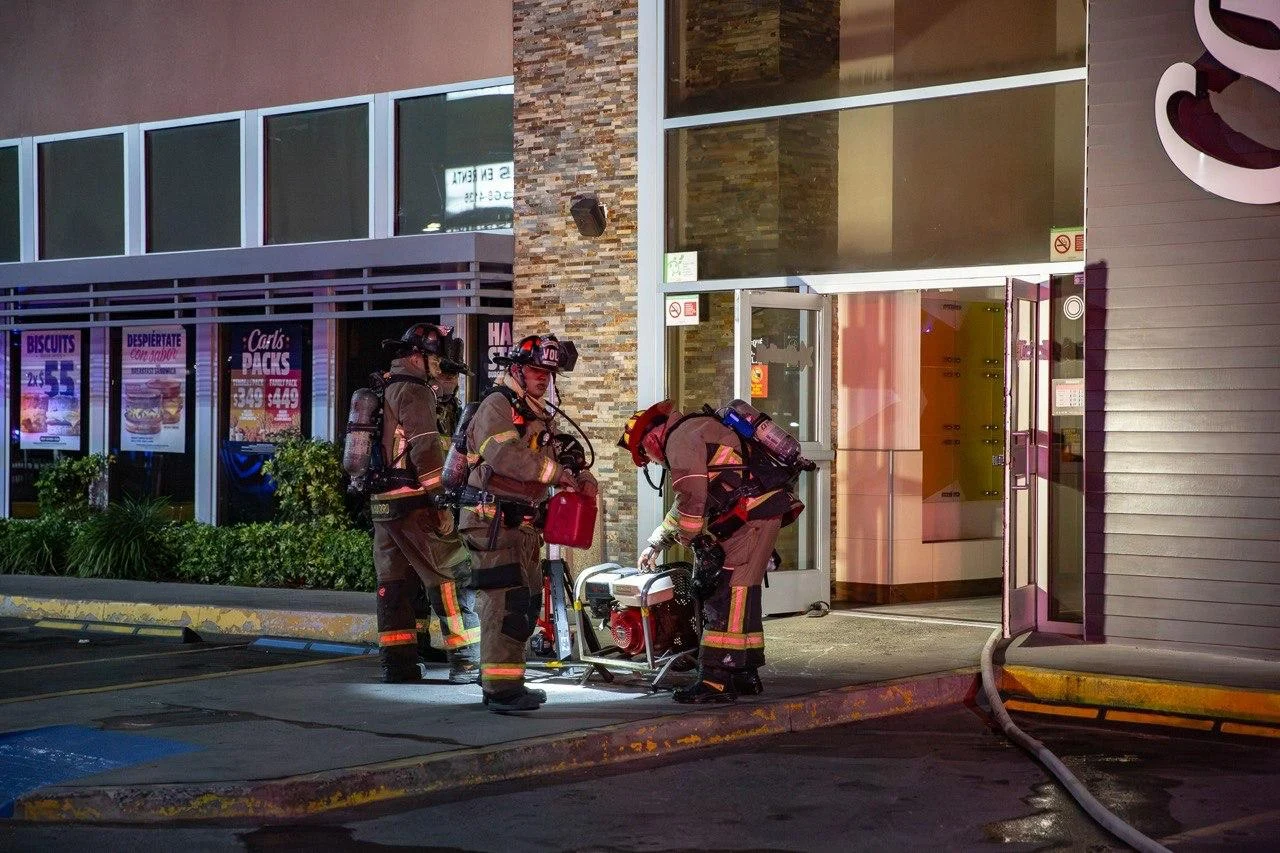 Bomberos controlan incendio en cocina de Carl’s Jr. en Plaza Cedros