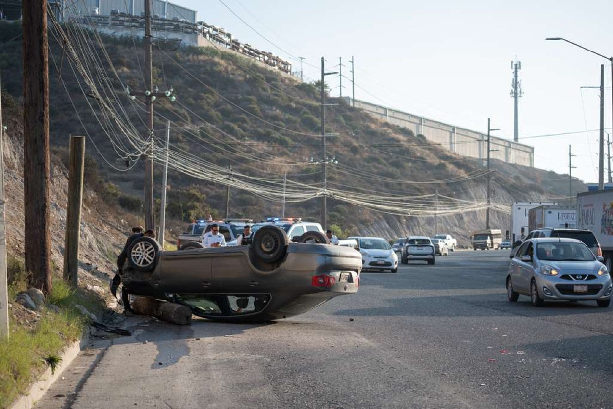 Conductor resulta ileso tras volcar sobre Calzada Cetys en Tijuana
