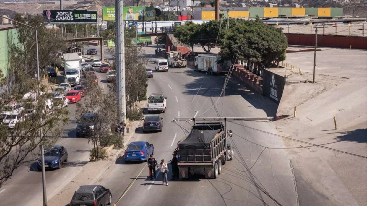 Camión de carga derriba poste de CFE en Libramiento Rosas Magallón; colapsa el tráfico hacia la 5 y 10