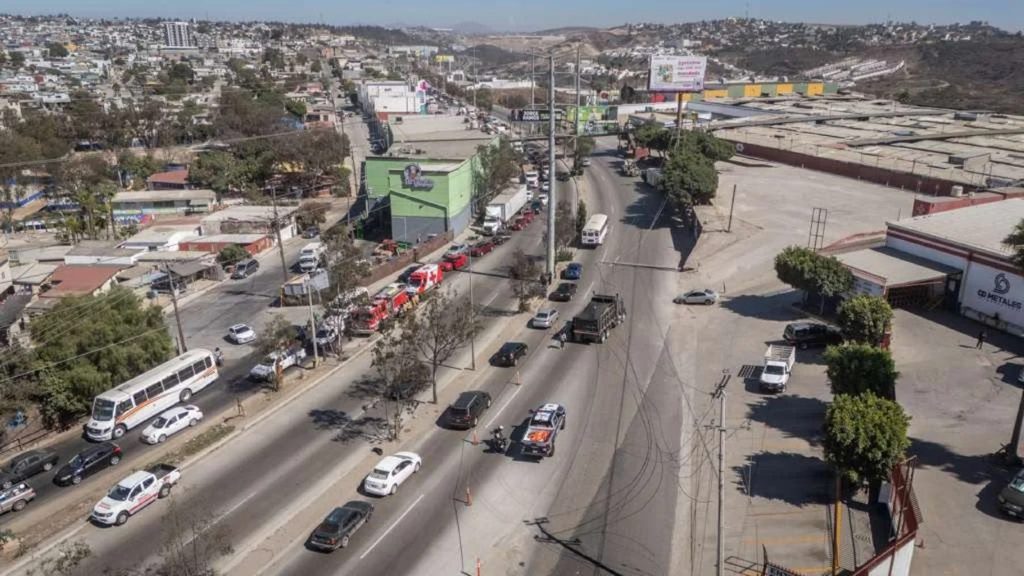 Camión de carga derriba poste de CFE en Libramiento Rosas Magallón; colapsa el tráfico hacia la 5 y 10
