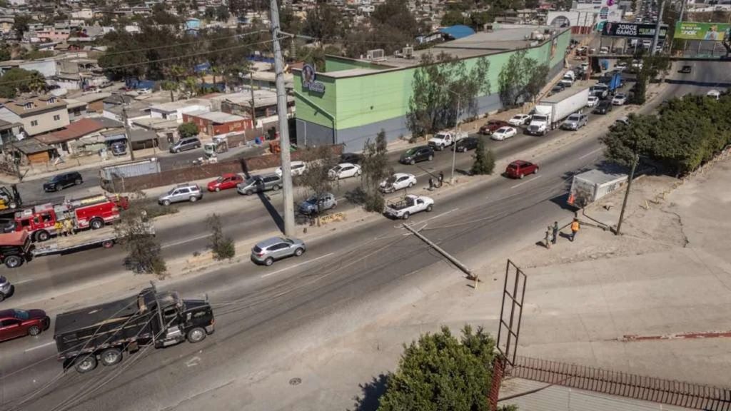 Camión de carga derriba poste de CFE en Libramiento Rosas Magallón; colapsa el tráfico hacia la 5 y 10