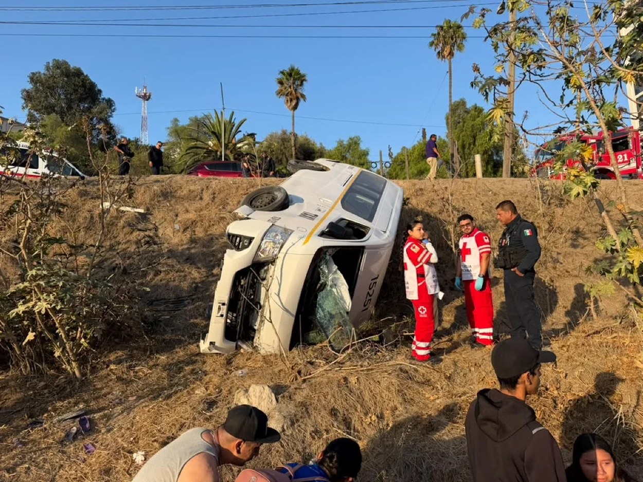 Volcadura de taxi de ruta en bulevar Cuauhtémoc deja ocho personas lesionadas en Tijuana