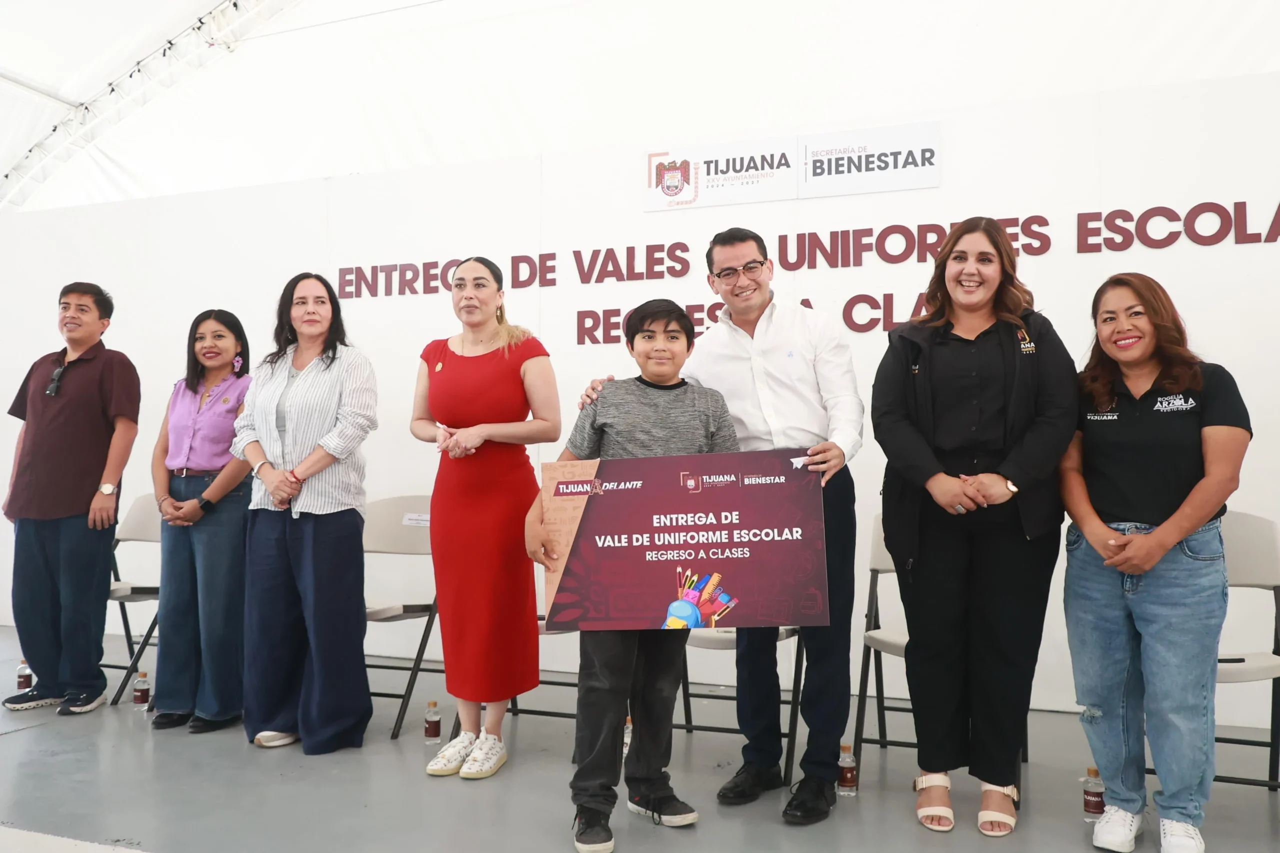 Entregan mil vales para uniformes escolares a familias de Tijuana para el regreso a clases