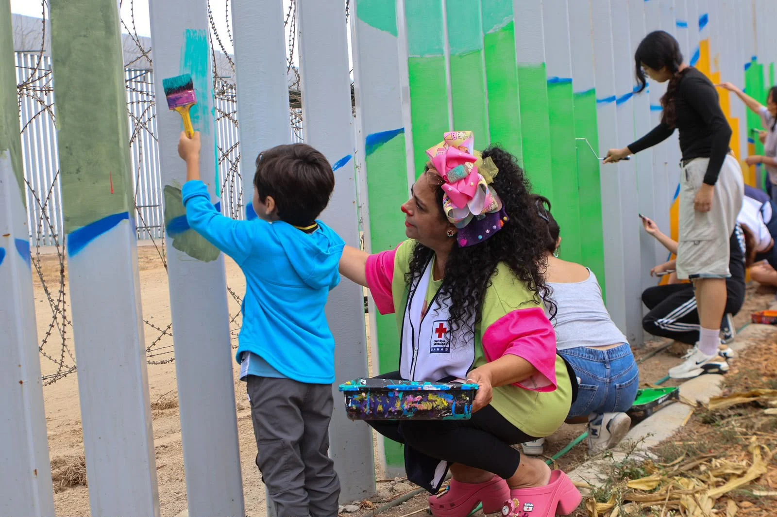 Madres buscadoras plasman en el muro de Playas de Tijuana mural por personas desaparecidas