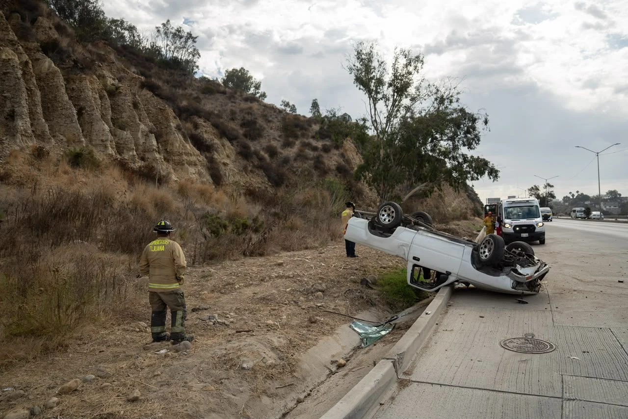 Vuelca pickup en Prolongación Calle Segunda hacia Playas de Tijuana; conductor resulta lesionado