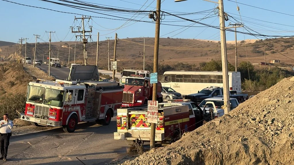 Vuelca revolvedora en fraccionamiento Delicias I: rescatan a chofer prensado en Tijuana