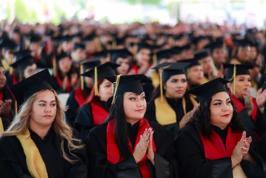 300 beneficiarias de Tarjeta Violeta se gradúan de preparatoria en BC; anuncian 3 mil nuevos espacios