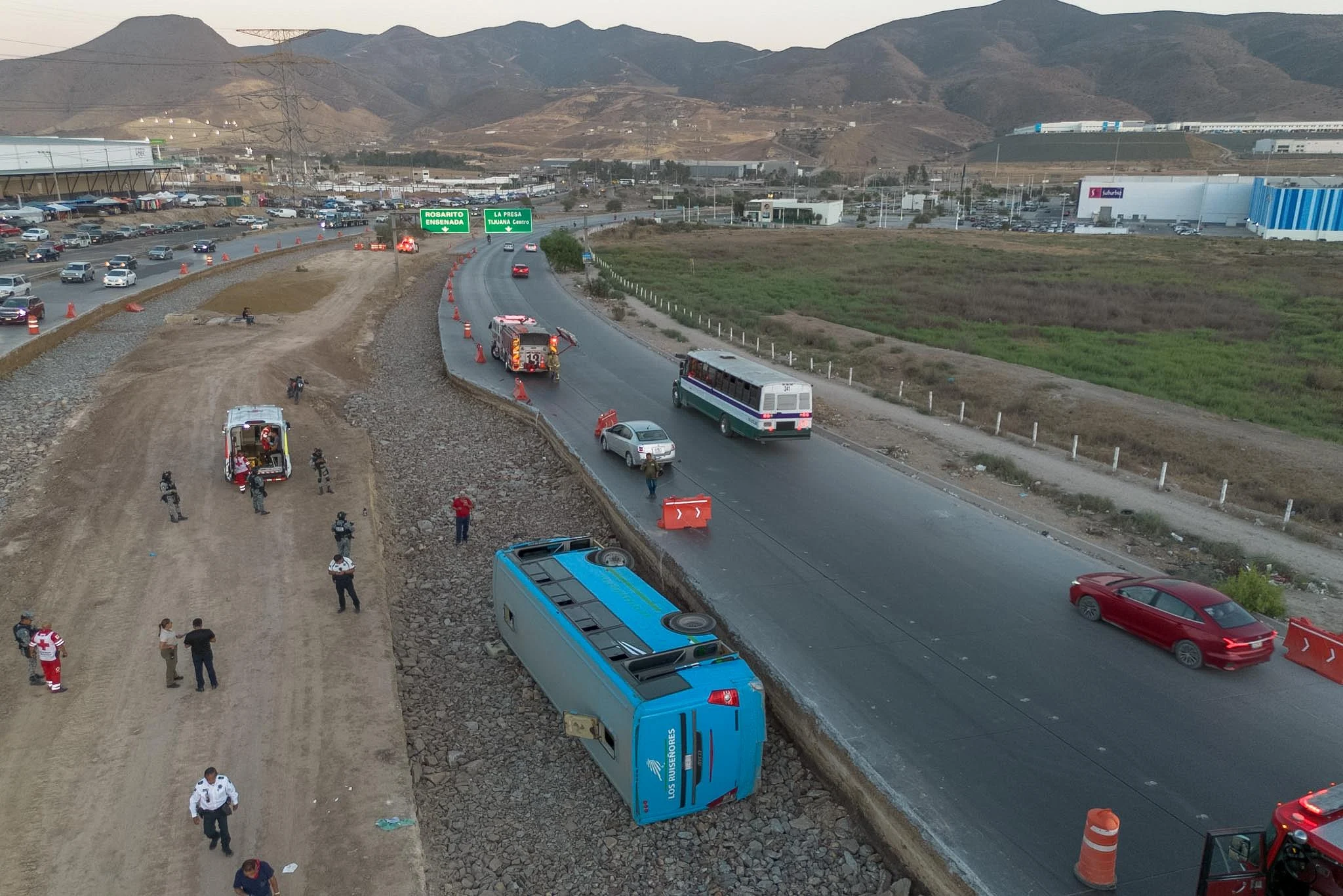 Vuelca transporte de personal en el bulevar 2000 de Tijuana; deja 15 trabajadores lesionados