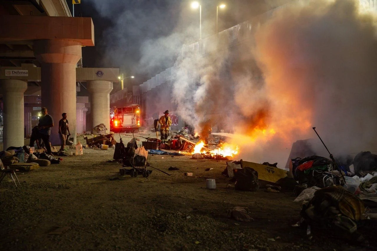 Incendio consume refugios improvisados junto al muro fronterizo en la Vía Internacional