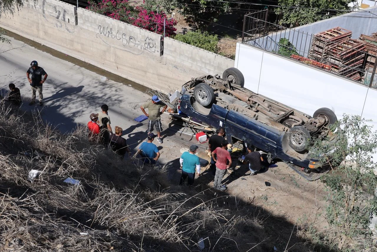 Camioneta cae a barranco en la carretera libre Tijuana-Rosarito; menor resulta lesionada