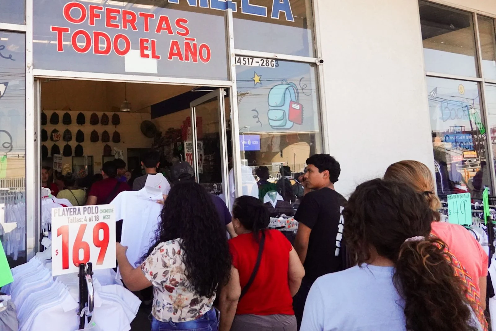 Regreso a clases en Tijuana: Familias recorren comercios de la 5 y 10 en busca de ofertas en uniformes