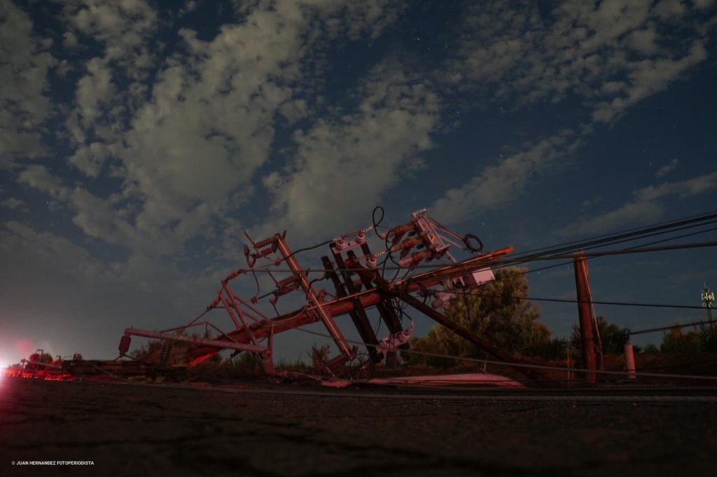 Tormentas en Mexicali derriban más de 115 postes de CFE 