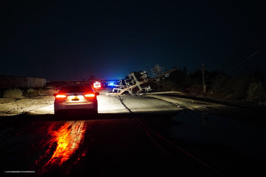 Tormentas en Mexicali derriban más de 115 postes de CFE 