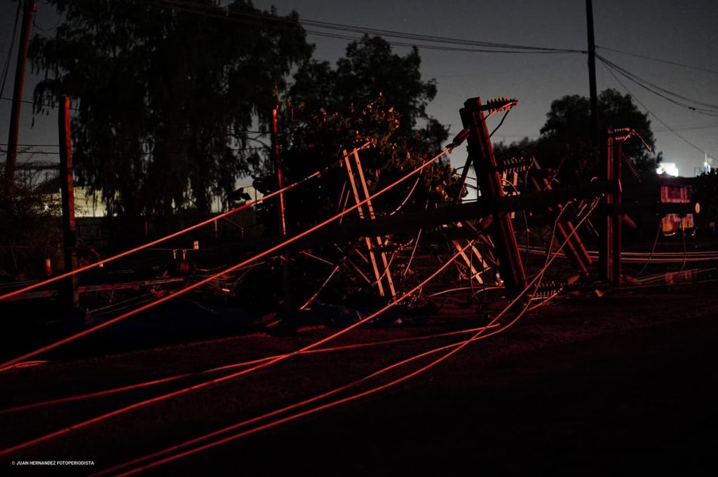 Tormentas en Mexicali derriban más de 115 postes de CFE 